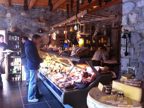 Un étal dédié aux fromages maisons et d'autres, sélectionnés